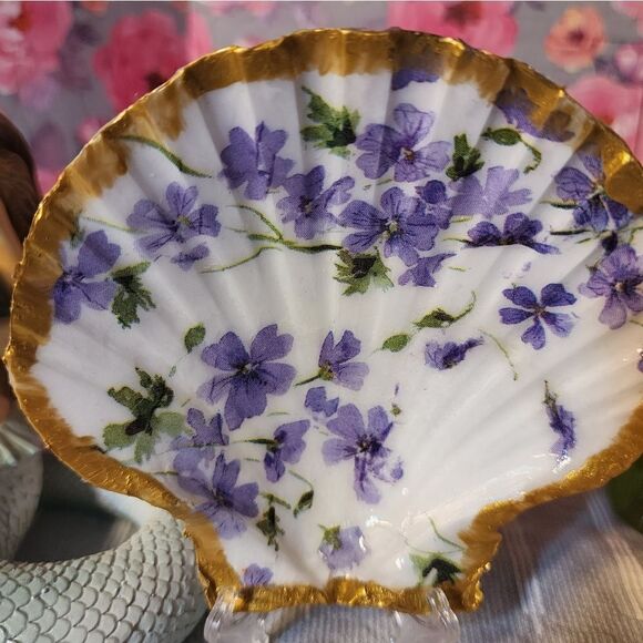 DECOUPAGE PURPLE FLOWERS ON A SCALLOPED SHELL - Picture 2 of 2